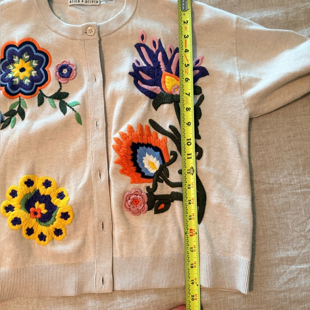 Alice + Olivia Beige Embroidered Floral Button Cardigan / Size M - Picture 13 of 16